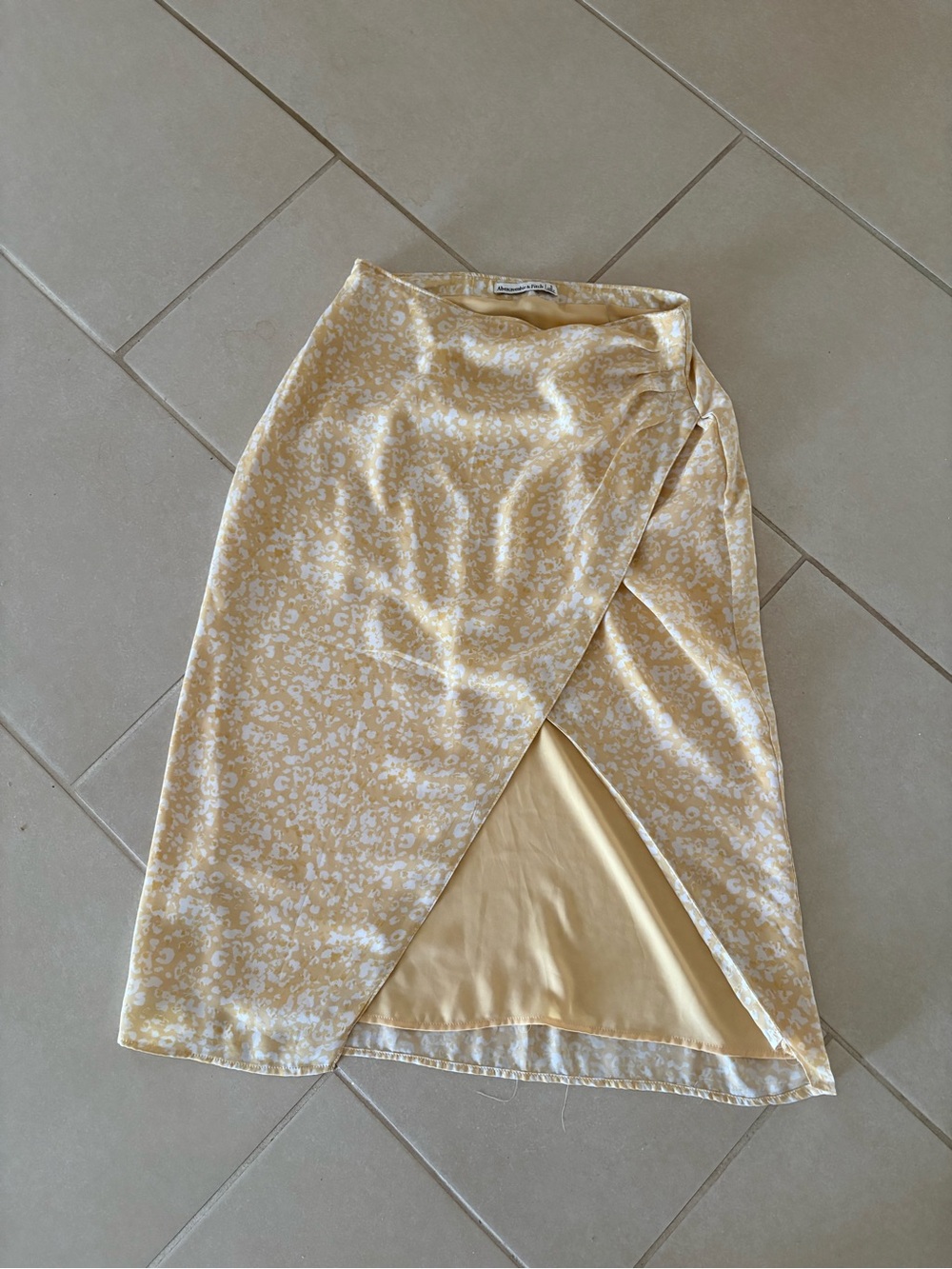 Abercrombie & Fitch Pale Yellow Floral Wrap Midi Skirt Size S coquette whimsical